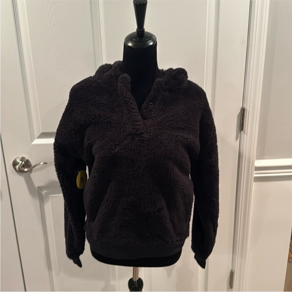 Black Teddy pullover